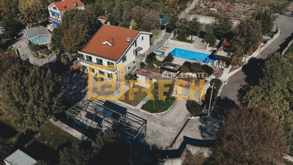 Lux kuća, 380m2, na placu cca 1800m2, Mareza, Izdavanje