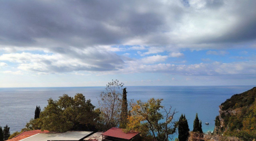 Apartment in a picturesque suburb of Budva