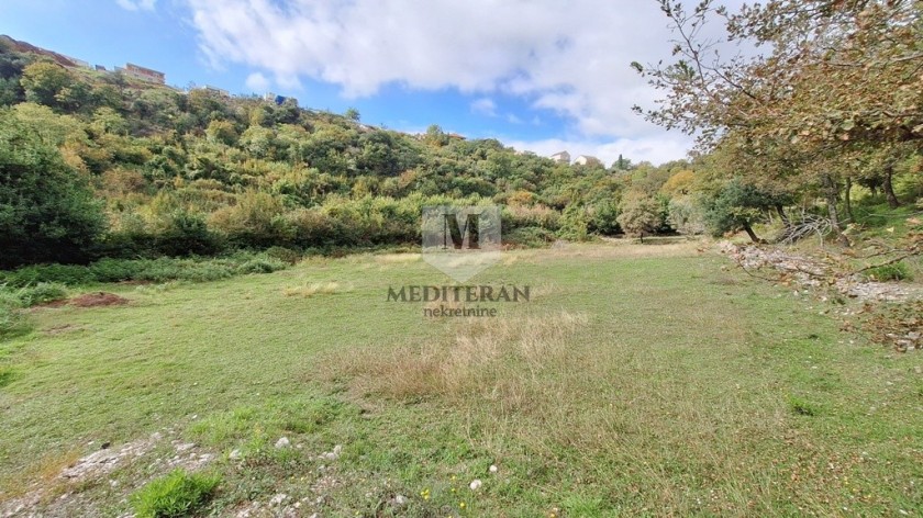 Prodajem Zemljište, Podi