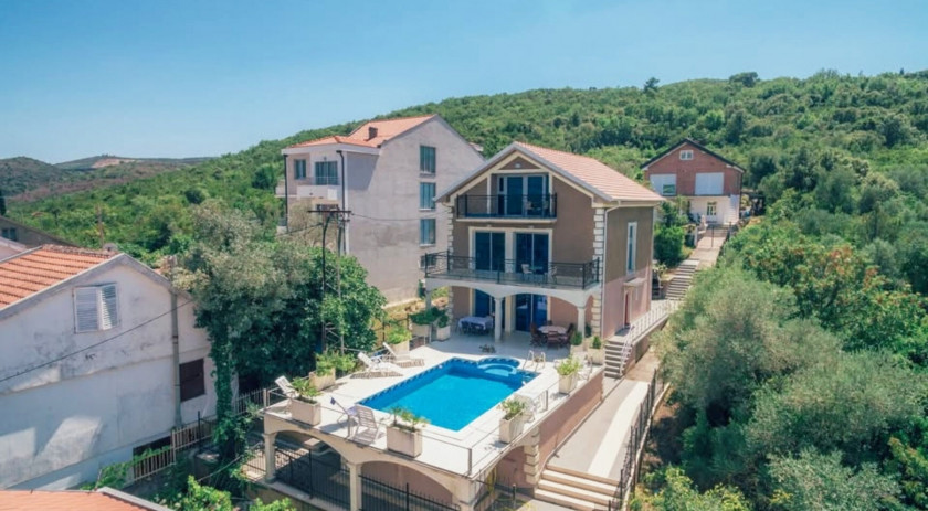 Five Bedroom Villa with Pool, Đuraševići