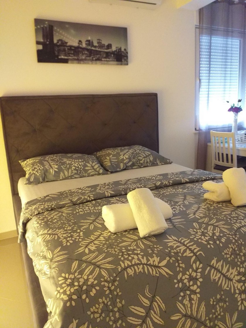 Iznajmljujem Stan-Apartman, Bar