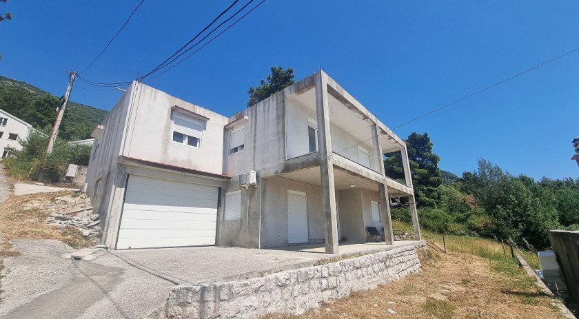 Apartment with two bedrooms in a quiet village, Kavač