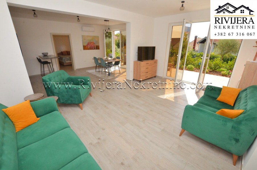 Two-bedroom apartment with a yard on the shore of the sea Djenovic