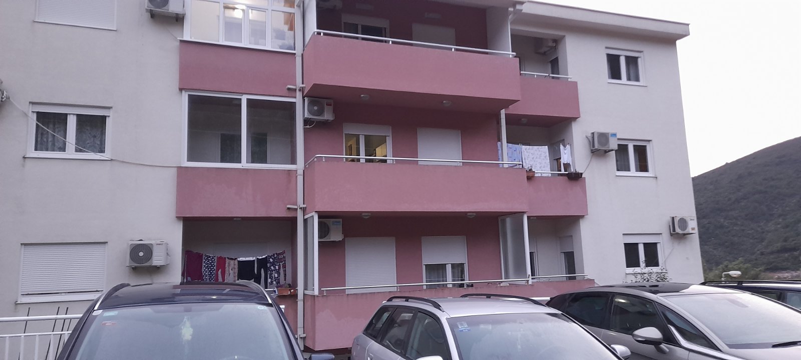 Prodajem Stan-Apartman, Lazi