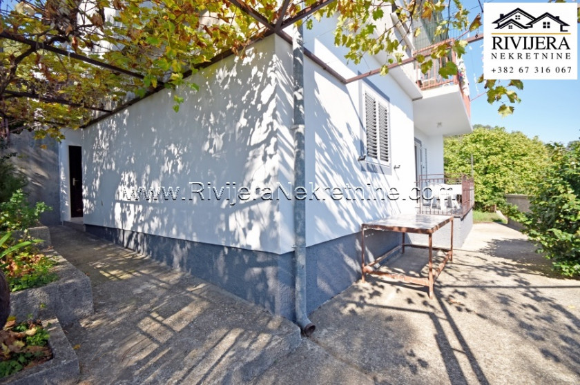 Two bedroom apartment with yard in Bijela