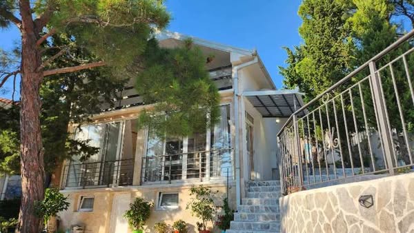 House For Sale, Šušanj