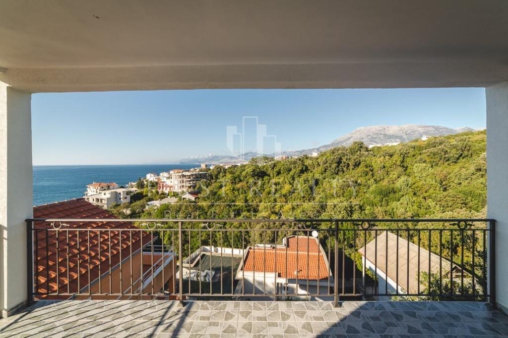 Three-storey Villa with sea views in Utjeha