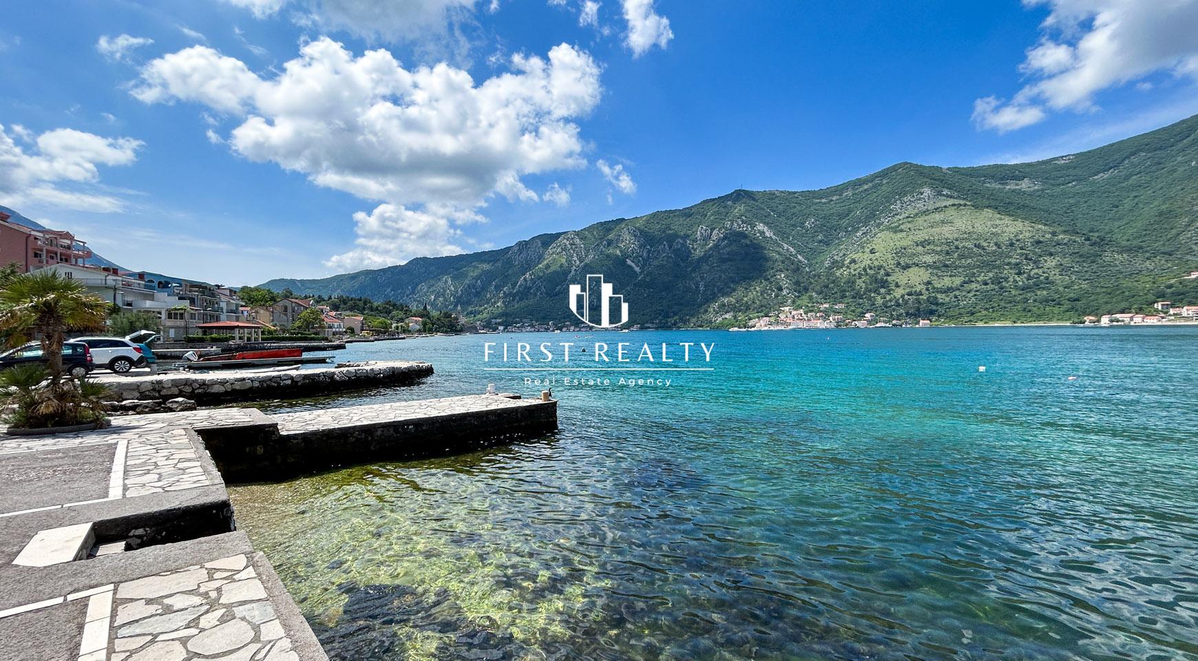 Villa with pool on the first line