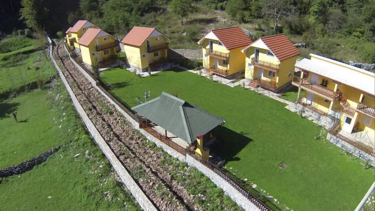 Commercial property in Cetine, 420 m²