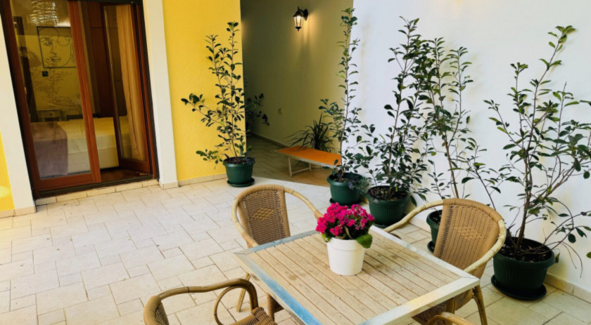 Exclusive spacious apartment with a large terrace, Petrovac