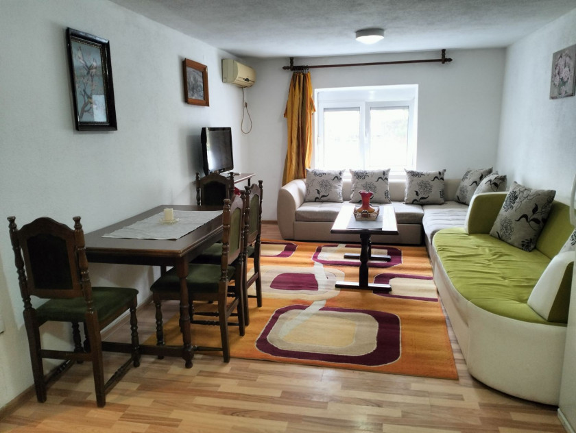 Iznajmljujem Stan-Apartman, Bar