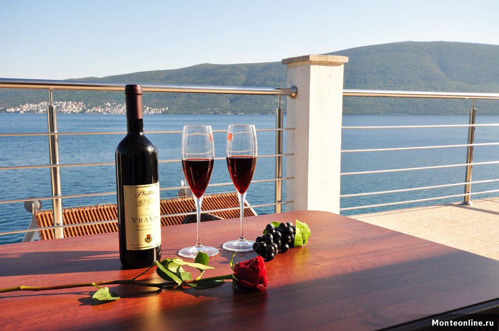 House For Sale, Bijela