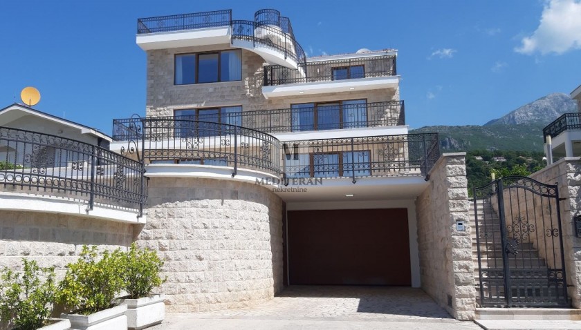 Prodajem Kuću, Savina