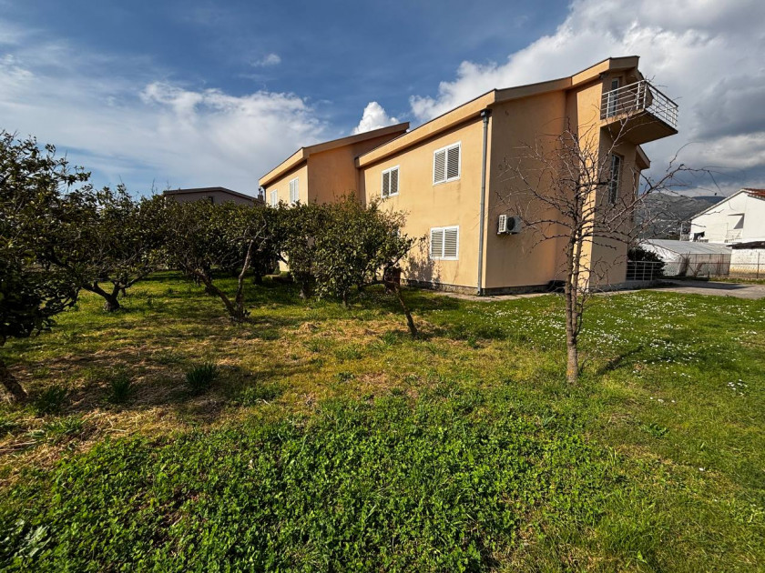 Iznajmljujem Kuću, Polje