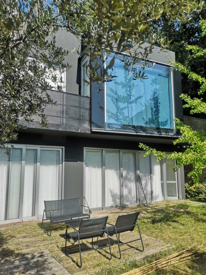 House For Sale, Prijevor