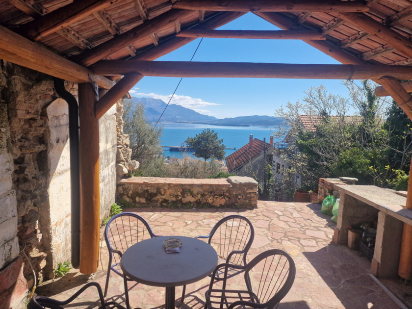 House For Sale, Bijela