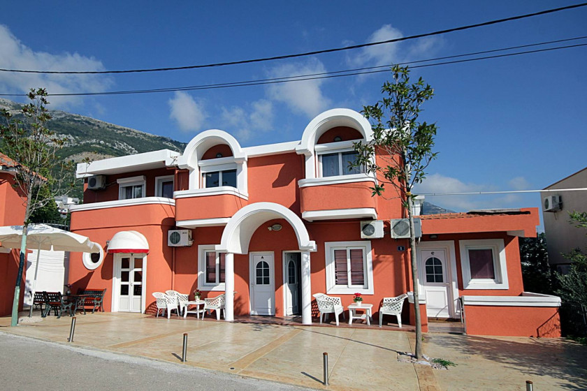 Prodajem Hotel, Bar