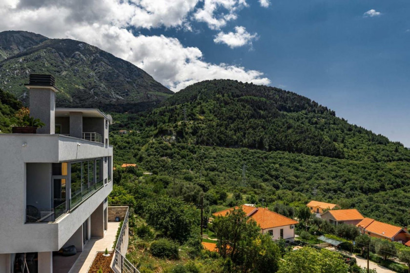 Luksuzna moderna vila 185 m² sa bazenom i pogledom na more – Tivat