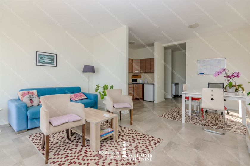 Prodajem Stan-Apartman, Bijela