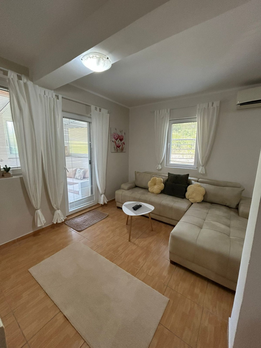 Apartment For Rent, Prijevor