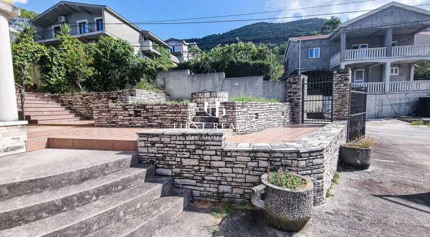 Apartment building with a large plot, Kavač