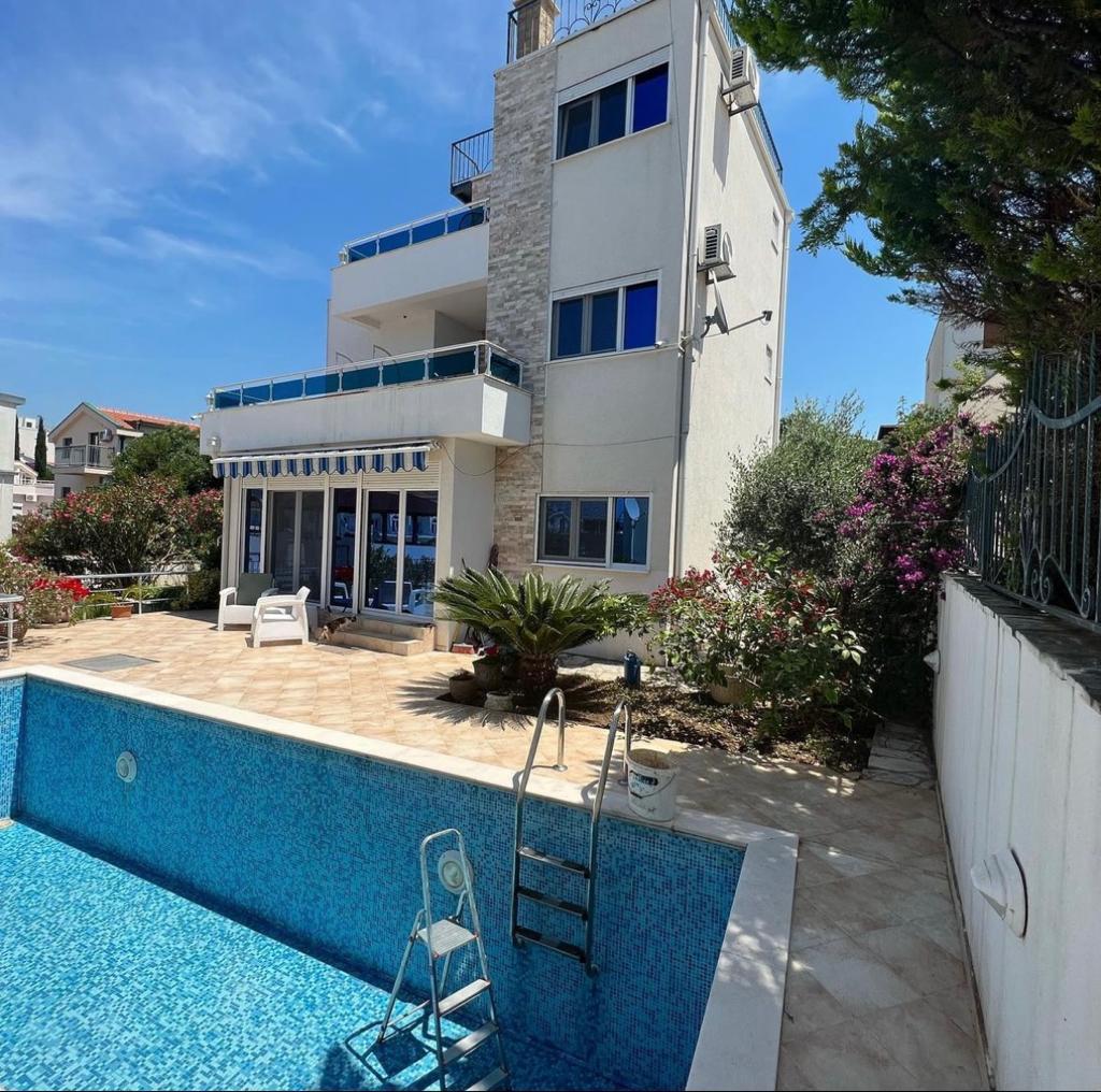 House For Sale, Utjeha