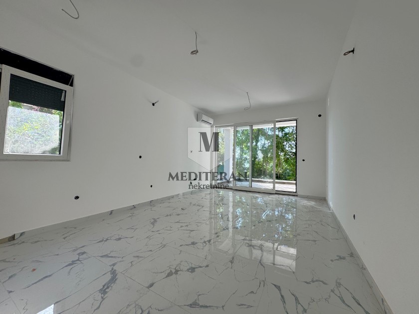 Prodajem Stan-Apartman, Bijela