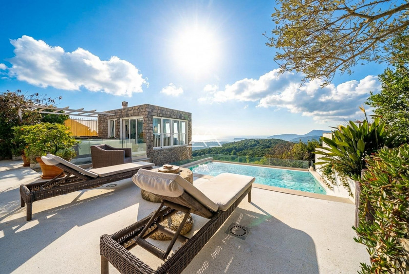 Vila u engleskom stilu sa bazenom na Luštici