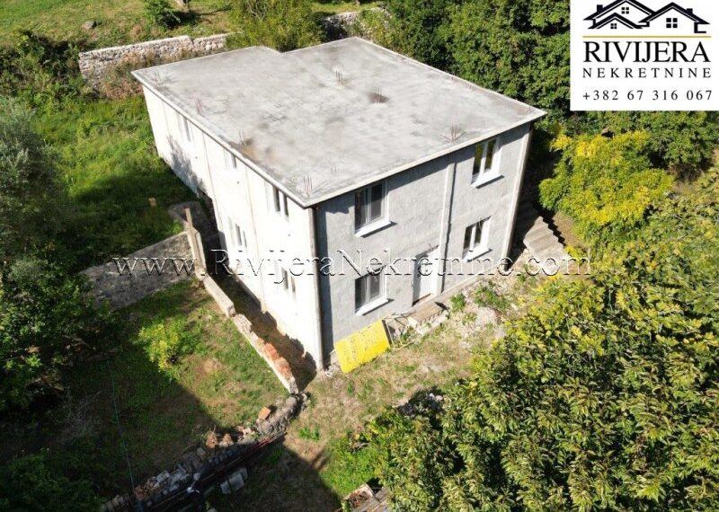 House For Sale, Škaljari