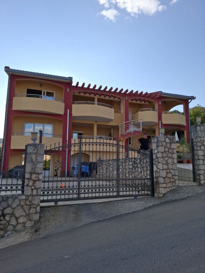 House For Sale, Utjeha