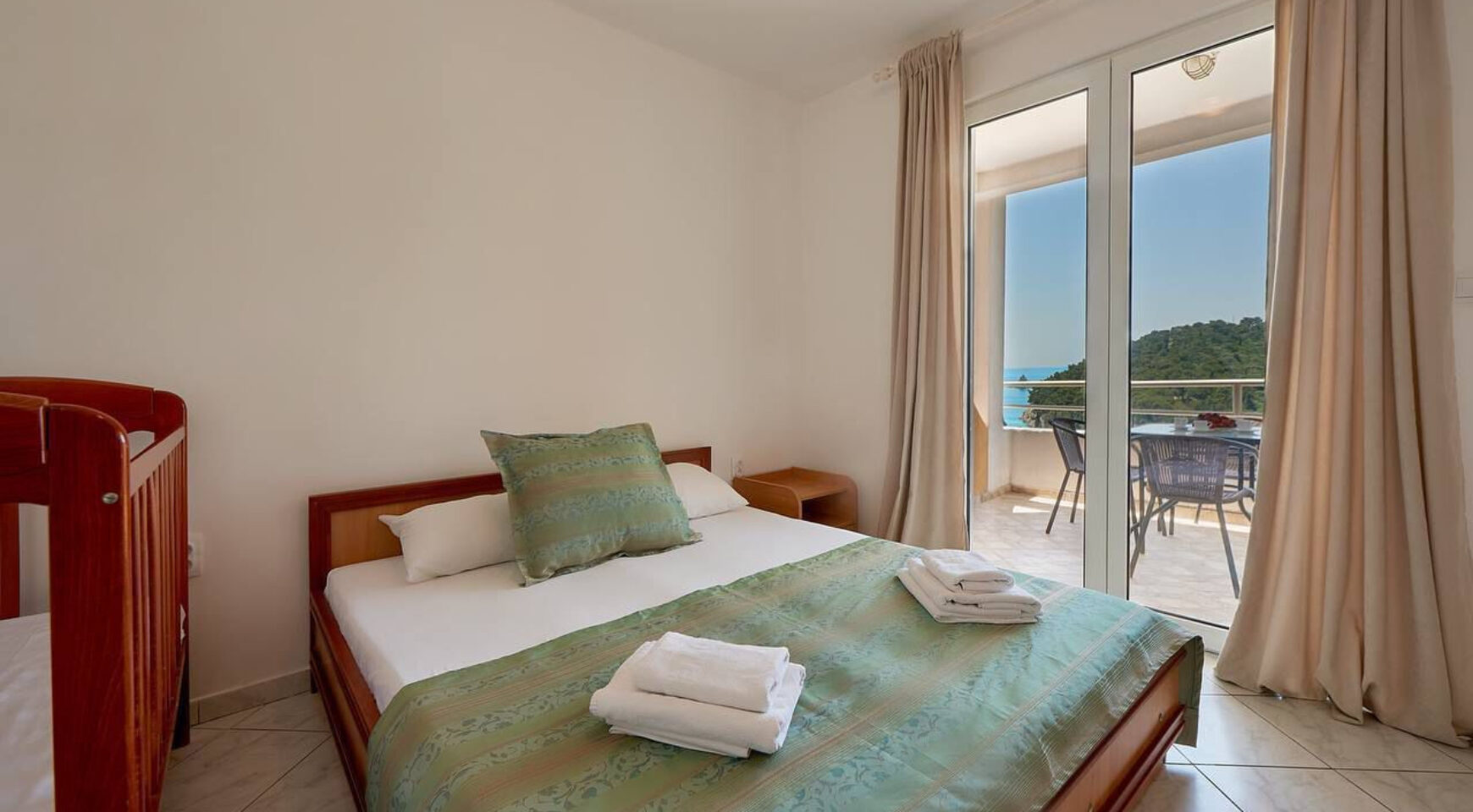 Aparthotel with 19 rooms above the beach Lucice, Petrovac