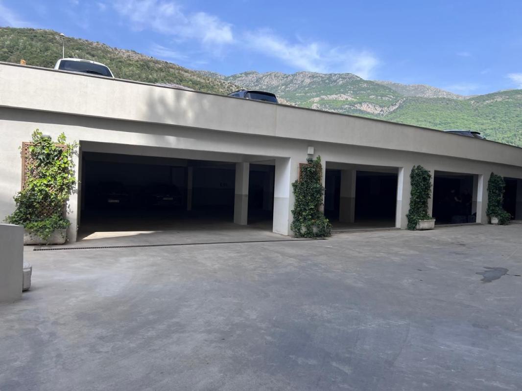 Commercial property in Becici, 660 m²