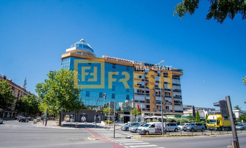 Poslovni prostor, 270m2, Preko Morače, Izdavanje