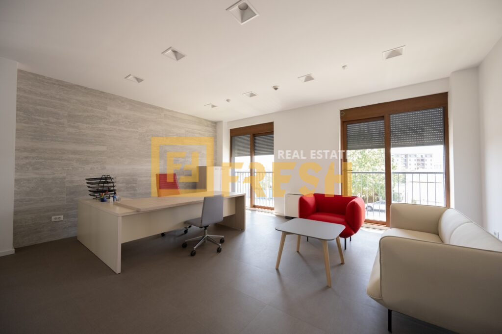 Poslovni prostor, 178m2, Preko Morače, Izdavanje