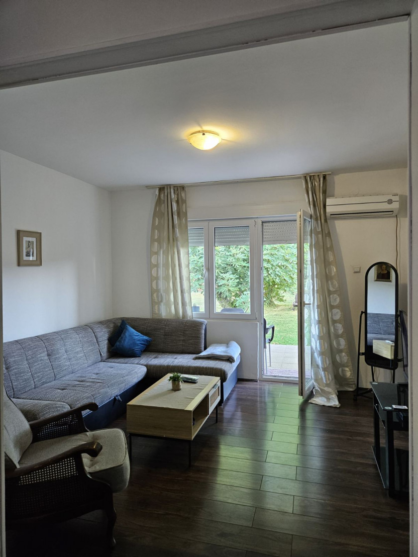 Prodajem Kuću, Grlić