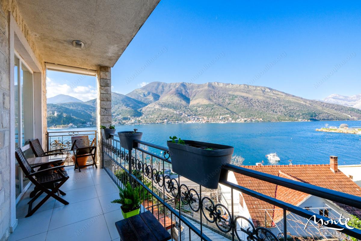 Jedinstveni dvoetažni stan sa saunom 30 metara od mora u Lepetanima