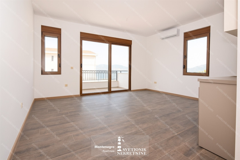 Prodajem Stan-Apartman, Bijela