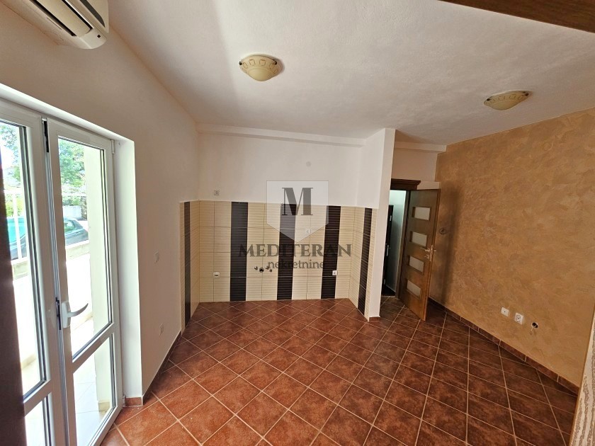 Prodajem Stan-Apartman, Bijela