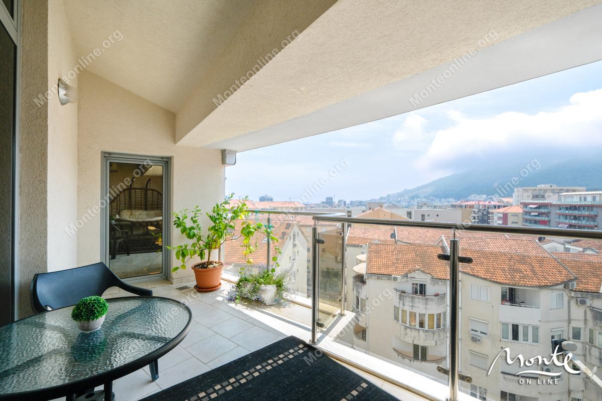 Prostran dvoetažni stan s panoramskim pogledom u Budvi, Rozino