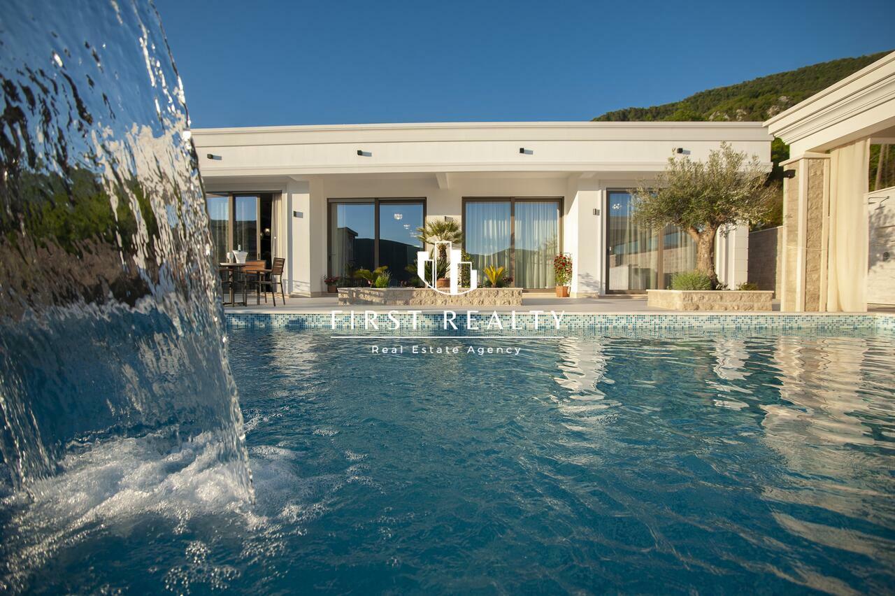 Luxury villa near Jaz beach