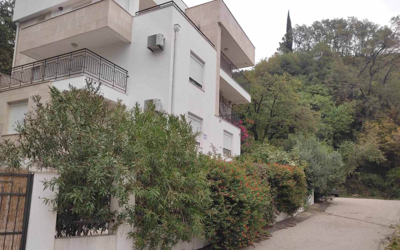 House in Petrovac, 400 m²
