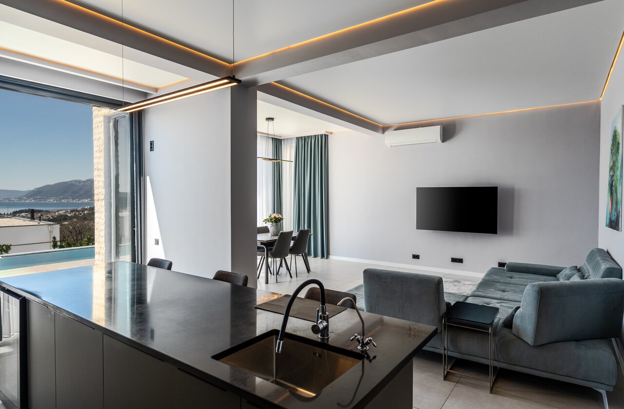 House For Sale, Kavač