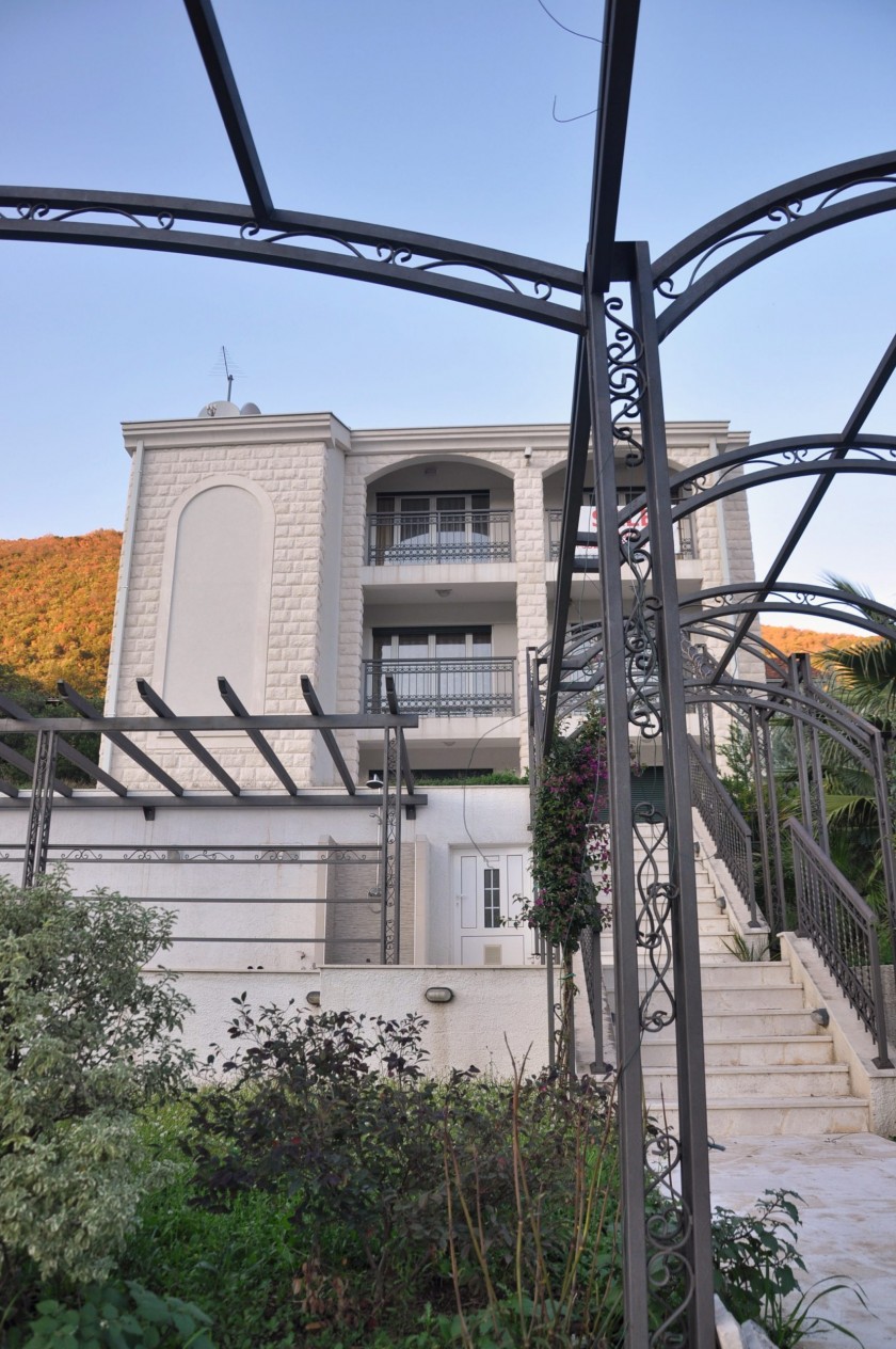 Prodajem Kuću, Đenovići