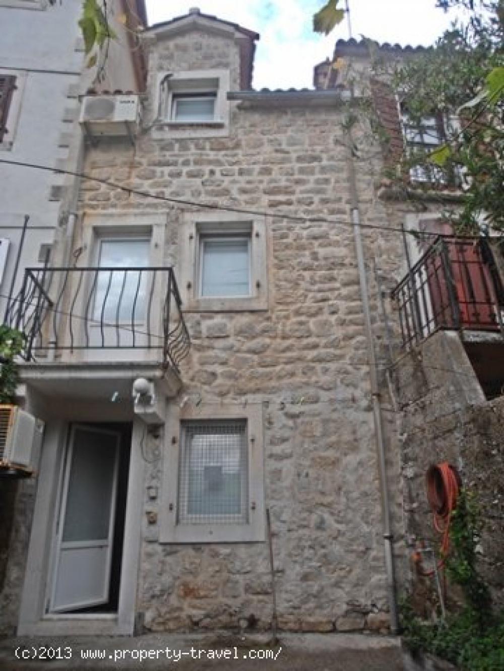 House For Sale, Stari Grad