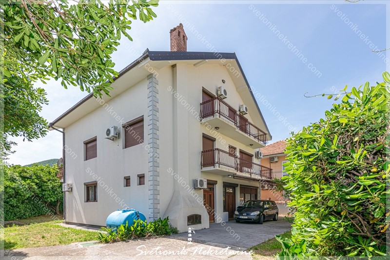 House For Sale, Bijela