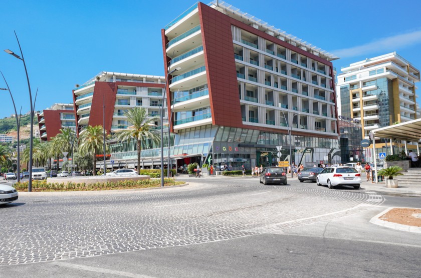 Poslovni prostor u TQ Plaza, Budva sa rentnim ugovorom