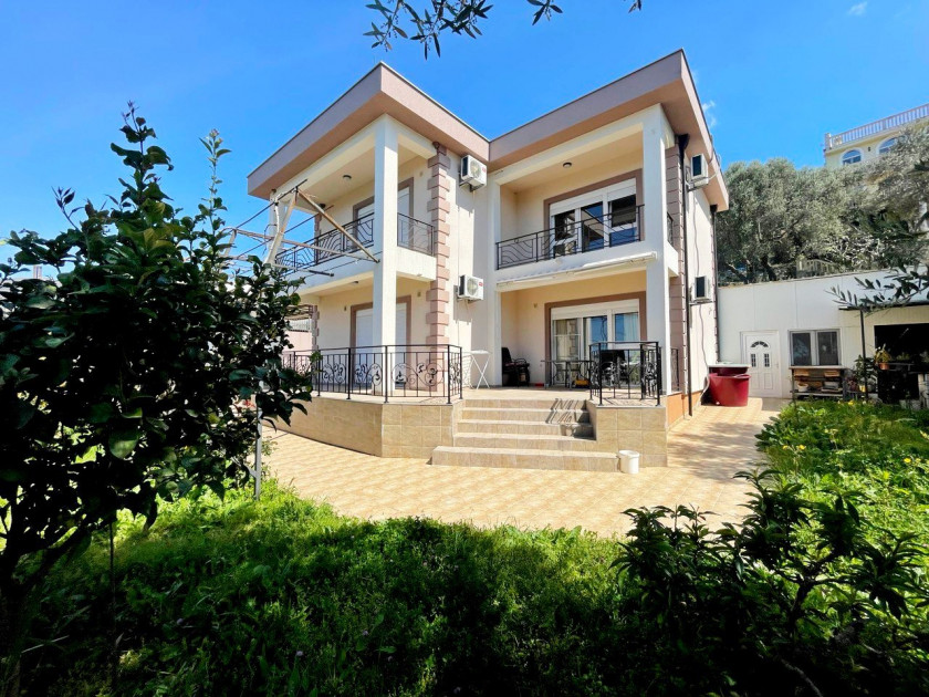 Prodajem Kuću, Tomba