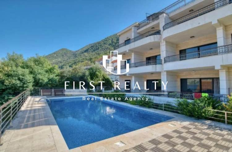 Apartment in a complex with a swimming pool overlooking the bay