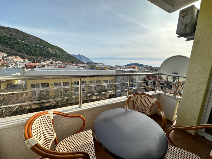 Apartment For Sale, Babilonija