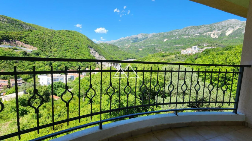 Trosoban stan 300 m od mora u Rafailovićima